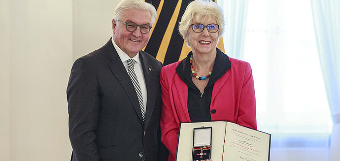 Jutta Saatweber zusammen mit Bundespräsident Frank-Walter Steinmeier bei der Verleihung des Bundesverdienstkreuzes am Bande am 4. Dezember 2017