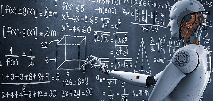 Roboter steht vor einer Tafel zur Lösung von Formeln