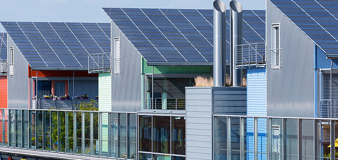Blick auf Häuserdächer mit Solaranlagen
