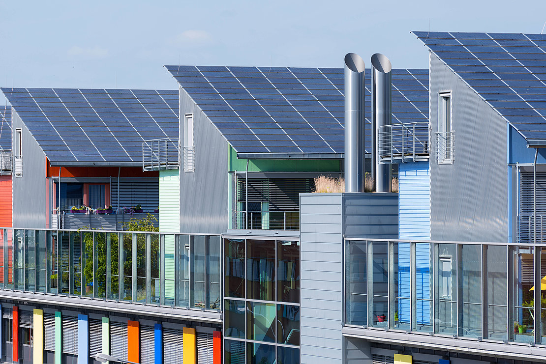 Blick auf Häuserdächer mit Solaranlagen