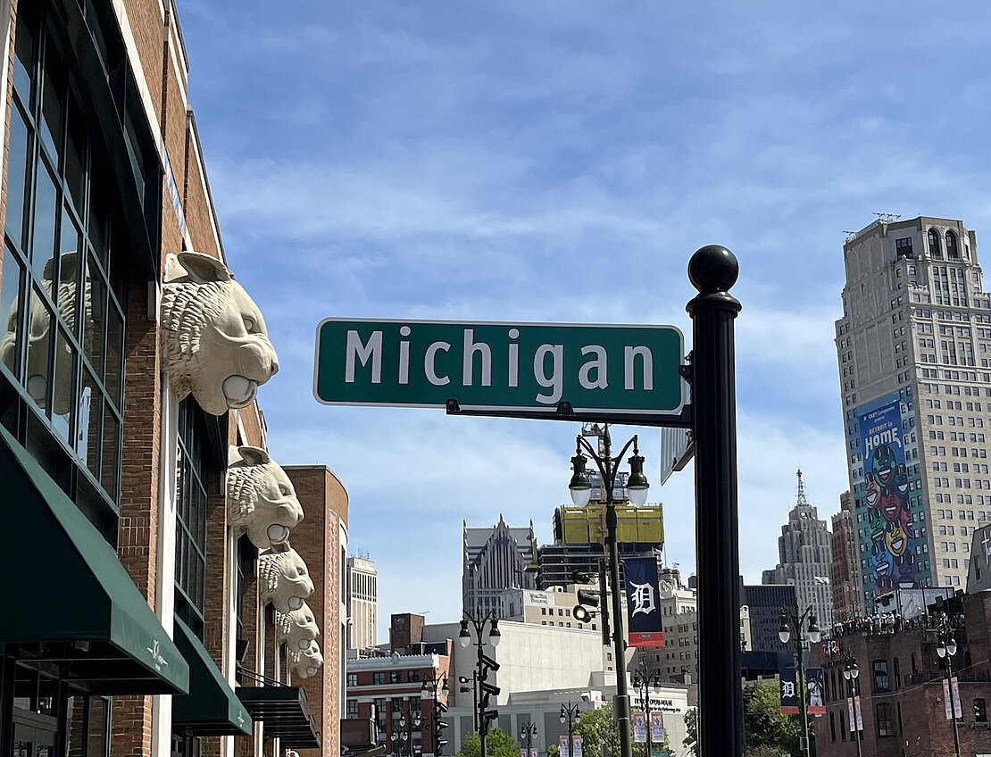 Straßenschild Michigan vor Skyline