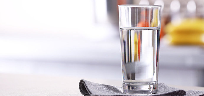 Glas mit frischem Wasser steht auf einer Serviette