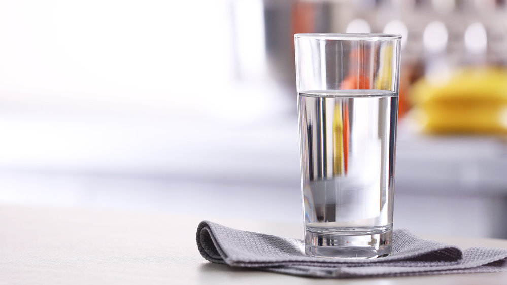 Glas mit frischem Wasser steht auf einer Serviette