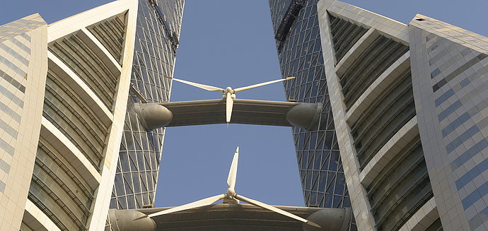 Windrad zwischen zwei Hochhäusern installiert