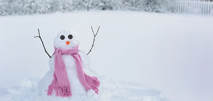 Schneemann mit rosafarbenem Schal