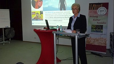 Frau Saatweber bei einem Vortrag dib e.V. Frau Saatweber beim Vortrag über BIONIK an der Hochschule Oldenburg, 10/2015) Frau Saatweber bei einem Vortrag dib e.V. Frau Saatweber beim Vortrag über BIONIK an der Hochschule Oldenburg, 10/2015)