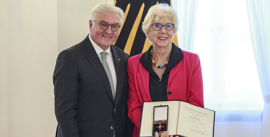 Jutta Saatweber zusammen mit Bundespräsident Frank-Walter Steinmeier bei der Verleihung des Bundesverdienstkreuzes am Bande am 4. Dezember 2017